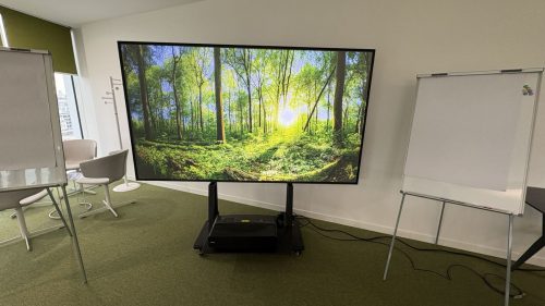 Ultra short throw projektor sa platnom 